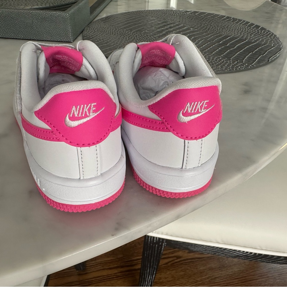 Nike  Kids White and Pink  Force 1 Low Easy on Sneakers ..sz 2.5 New in Box - Picture 5 of 7